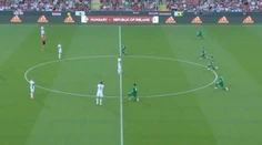 VIDEO: Futbalisti Írska si pokľakli pred zápasom. Reakcia ich maďarských súperov obletela svet