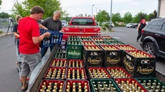 Obyvatelia nemeckého mesta skúpili všetok alkohol a vybabrali tak s neonacistami