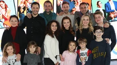 Oteckovia, to nie sú len štyria chlapi. Toto je kompletná zostava seriálu