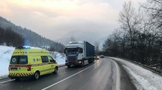 Kamión zachytil policajta. Pomáhal s defektom na ceste