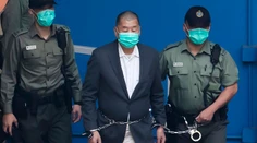 Súd v Hongkongu poslal do väzenia mediálného magnáta Jimmyho Laia