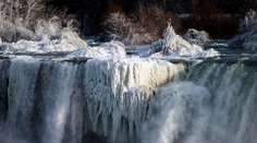 Nádhera, ktorú vidíte málokedy: Niagarské vodopády zamrzli, ale stále tečú