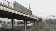 Dôležitý nadjazd v Leviciach je okrem katastrofálneho stavu už aj životu nebezpečný