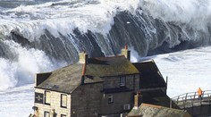 Britániu ničil orkán: Takéto vlnobitie ešte nevideli