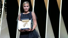 Zlatú palmu v Cannes získal film Titane. Je o vrahyni, ktorá má sexuálny vzťah s autami