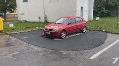 Na parkovisko položili nový asfalt, hoci tam stálo auto. Odborník nad spackanou robotou krúti hlavou