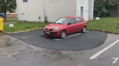 Na parkovisko položili nový asfalt, hoci tam stálo auto. Odborník nad spackanou robotou krúti hlavou