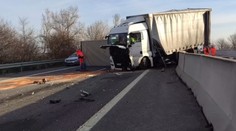 VIDEO: Prasknutá pneumatika a náraz do zvodidiel. Policajti zverejnili video dramatickej nehody kamiónu na D1