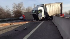 VIDEO: Prasknutá pneumatika a náraz do zvodidiel. Policajti zverejnili video dramatickej nehody kamiónu na D1