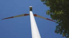 Z rotoru vo veternej elektrárni sa odtrhol jeden list. Spadol z 50-metrovej výšky