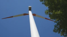 Z rotoru vo veternej elektrárni sa odtrhol jeden list. Spadol z 50-metrovej výšky