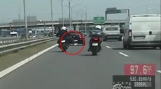 Vulgárne gestá a kopanie do áut: Kamera zachytila drzého motorkára v Bratislave