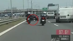 Vulgárne gestá a kopanie do áut: Kamera zachytila drzého motorkára v Bratislave