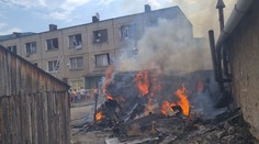 Z horiaceho domu zachránili iba elektroniku. Hasiči v Rožňave niekoľko hodín bojovali s požiarom