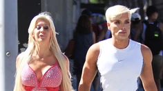 Takýto párik nevymyslíte. Živá Barbie a Ken na prechádzke