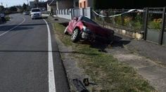 Tragická nehoda v Čeľovciach. Auto skončilo v múriku, zomrela spolujazdkyňa (†75), zranila sa vodička a dieťa
