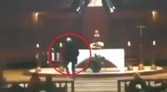 Chvíle hrôzy v montrealskom kostole: Útočník naháňal kňaza okolo oltára a pobodal ho