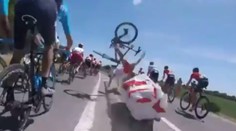VIDEO: Prvý hrozivý pád na Tour de France. Jazdec môže "vďačiť" organizátorom