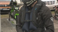 Zachraňujú nielen v autách. Airbagy sú už bežne dostupné aj pre motorkárov