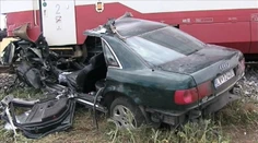 Zrážka vlaku s osobným autom na neoznačenom priecestí: Jeden mŕtvy!