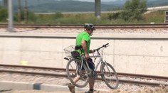 Riskujú životy, aby sa dostali na ihrisko. Obyvatelia zato vinia železnice