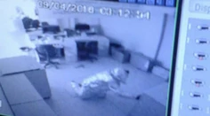 Zlodeji sa od hlavy po päty zabalili do alobalu. Dôvod vás pobaví