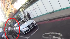 Cyklista sa pohádal s vodičom. Ten to vyriešil ručne-stručne