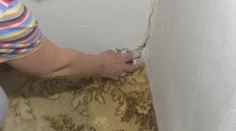 Žijú medzi prasklinami. Steny v bytoch na sídlisku v Lučenci sa pomaly rozpadávajú