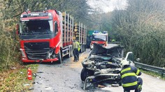 Tragická nehoda za Tisovcom. Auto vpálilo do kamiónu, vodič neprežil (†65)