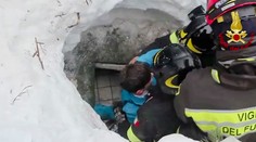 Z hotela zavaleného lavínou vyslobodili osem preživších, sú medzi nimi aj deti