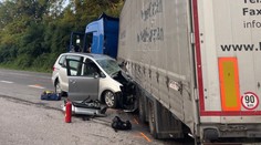 Smrteľná nehoda pri Trenčíne. Nákladiak nedal prednosť osobnému autu, vodič na mieste zomrel
