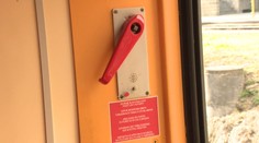 Záhada mladíka vypadnutého z vlaku pri Trnave je zrejme objasnená. Cestujúci opísali, čo sa malo stať