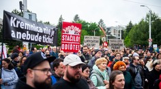 Stovky ľudí sa stretli pred parlamentom. Protestovali proti zásahom do kultúry či životného prostredia