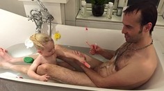 Zverejnil fotografiu, ako sa kúpe s dcérkou. Označili ho za pedofila