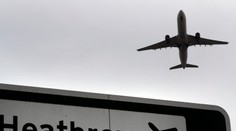 Pri letiskách v Londýne našli tri podozrivé balíčky. Zrejme obsahujú výbušné zariadenia