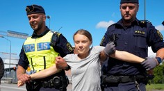 Gretu Thunbergovú opäť z protestu odviedla polícia, blokovala cestu