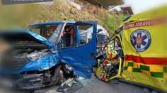 FOTO: Nešťastie pri Lučenci. O život prišiel vodič sanitky, pacientka i zvyšok posádky sa zranili