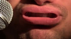Ústa beatboxera v extrémne spomalených záberoch: Pozor na sliny!