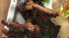 Pečené bravčové rebrá glazované tekutým dymom a pikantnými slivkami,  restovanou paprikou  a bazalkou