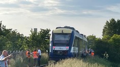 FOTO: Vo Veľkom Mederi sa zrazil kamión s vlakom. Hlásia niekoľko zranených