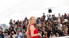 Blake Lively v červenom overale. Podprsenku nechala doma