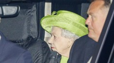 Kráľovná Alžbeta umlčala dohady o jej zdravotnom stave. Ukázala sa na dvojitom krste vnúčat