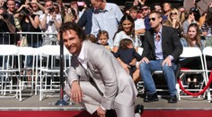 Už aj jeden z najväčších fešákov Hollywoodu má vlastnú hviezdu!