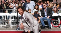 Už aj jeden z najväčších fešákov Hollywoodu má vlastnú hviezdu!