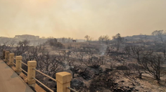 Zasadá krízový štáb, ktorý rieši návrat dovolenkárov z Rodosu, v hre je aj vládny špeciál