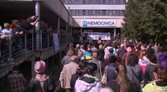 Proti presunu pôrodnice v Banskej Štiavnici protestovali stovky ľudí