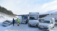 Hromadná nehoda na D1: Zrazilo sa až 17 áut, autobus aj dodávky. Na mieste sú zranení