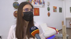 Pred rokmi záhadne ochrnula na Cypre, teraz sa jej splnil sen. Miškine obrazy vystavujú v Nových Zámkoch