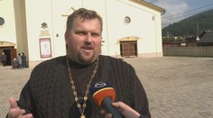 Navštívili sme svojrázneho kňaza, ktorý skritizoval veriacich za meškanie