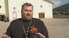 Navštívili sme svojrázneho kňaza, ktorý skritizoval veriacich za meškanie